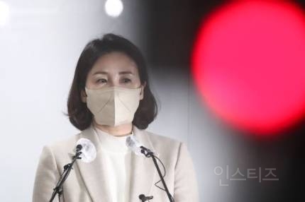 "많은 관심에 살아남아 있다”… '김혜경 법카' 폭로자의 말입력2022.08.05. 오전 5:12  수정2022.08.05. 오전 6:19 | 인스티즈