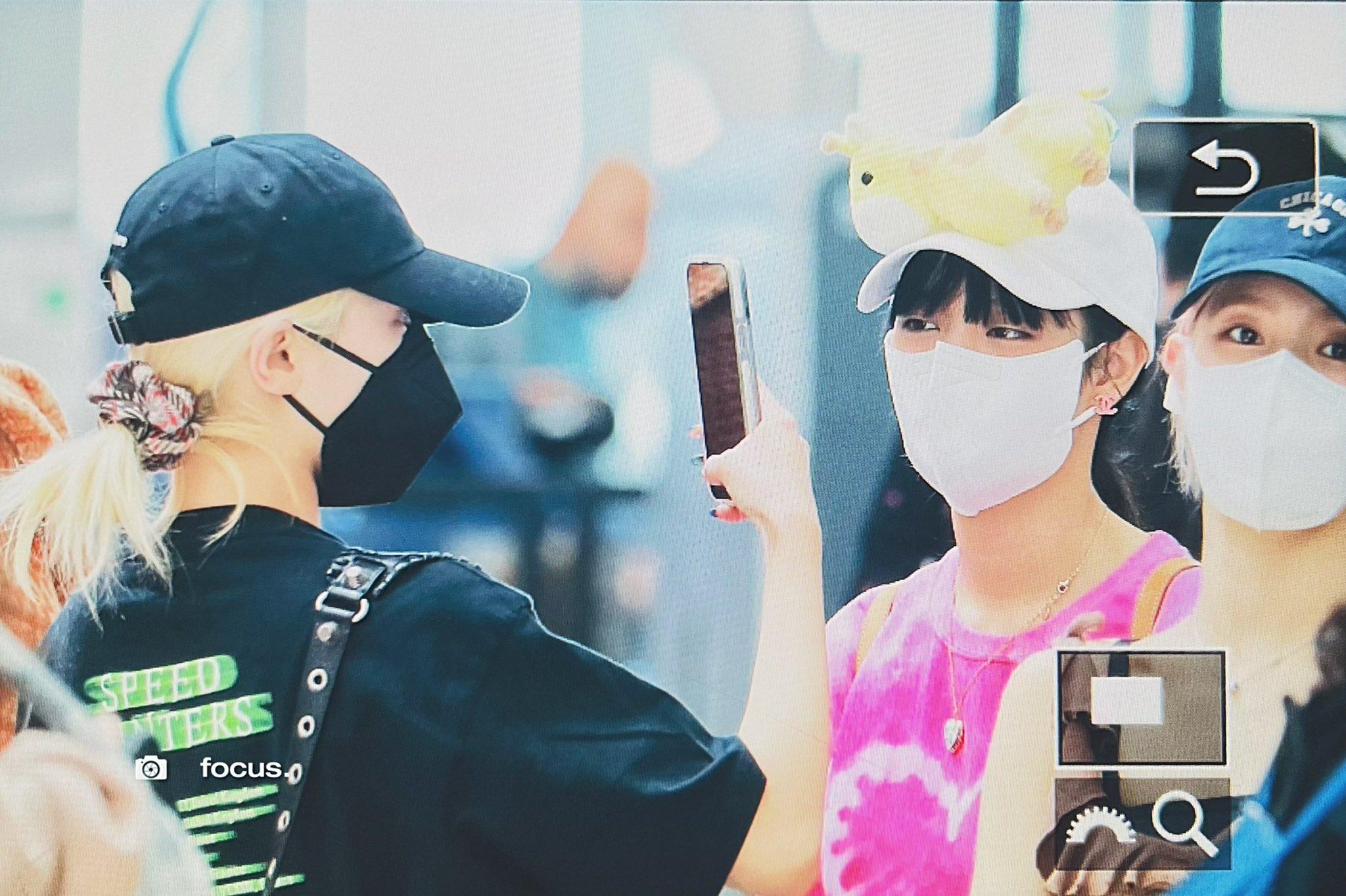 [잡담] 민니 머리위에 인형 올려놓고 사진찍는 우기 | 인스티즈