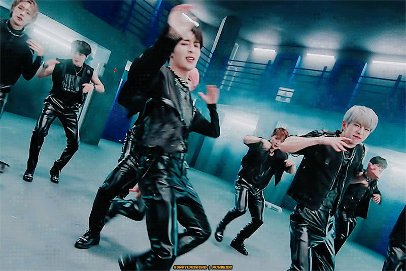 [잡담] 성윤이 옷 특이하게 생겼는데 | 인스티즈