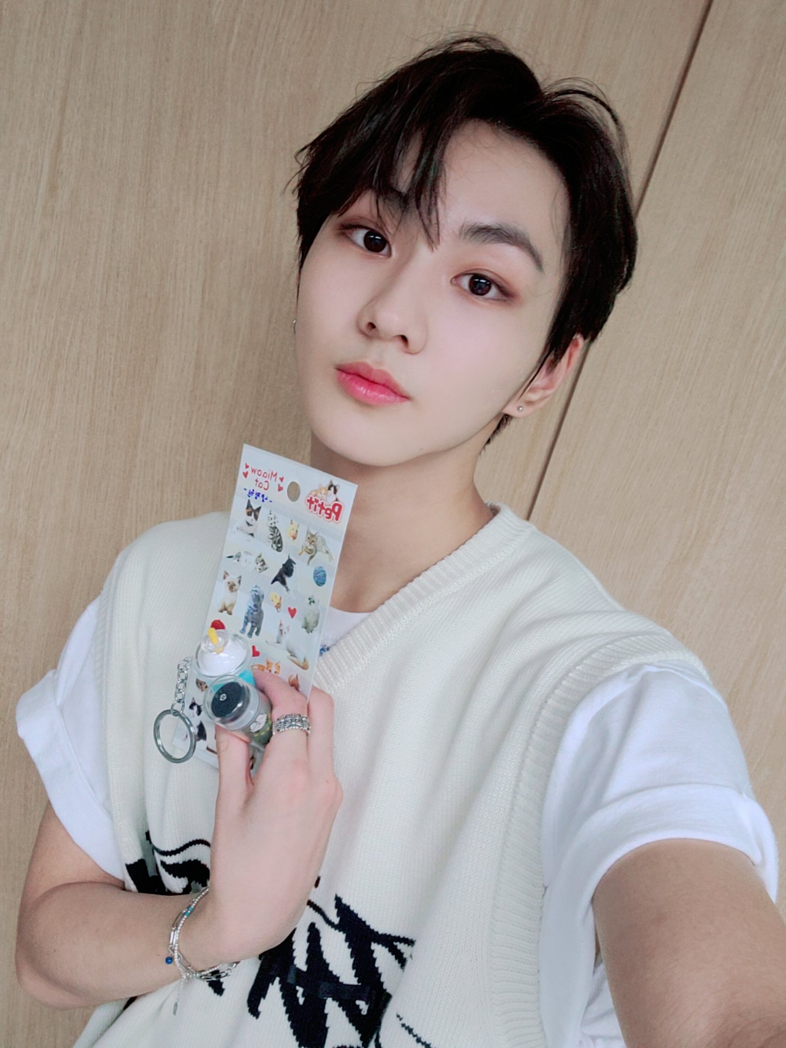 [잡담] 인기가요 피디님이 엔하이픈 정원한테 주신 고양이세트 | 인스티즈