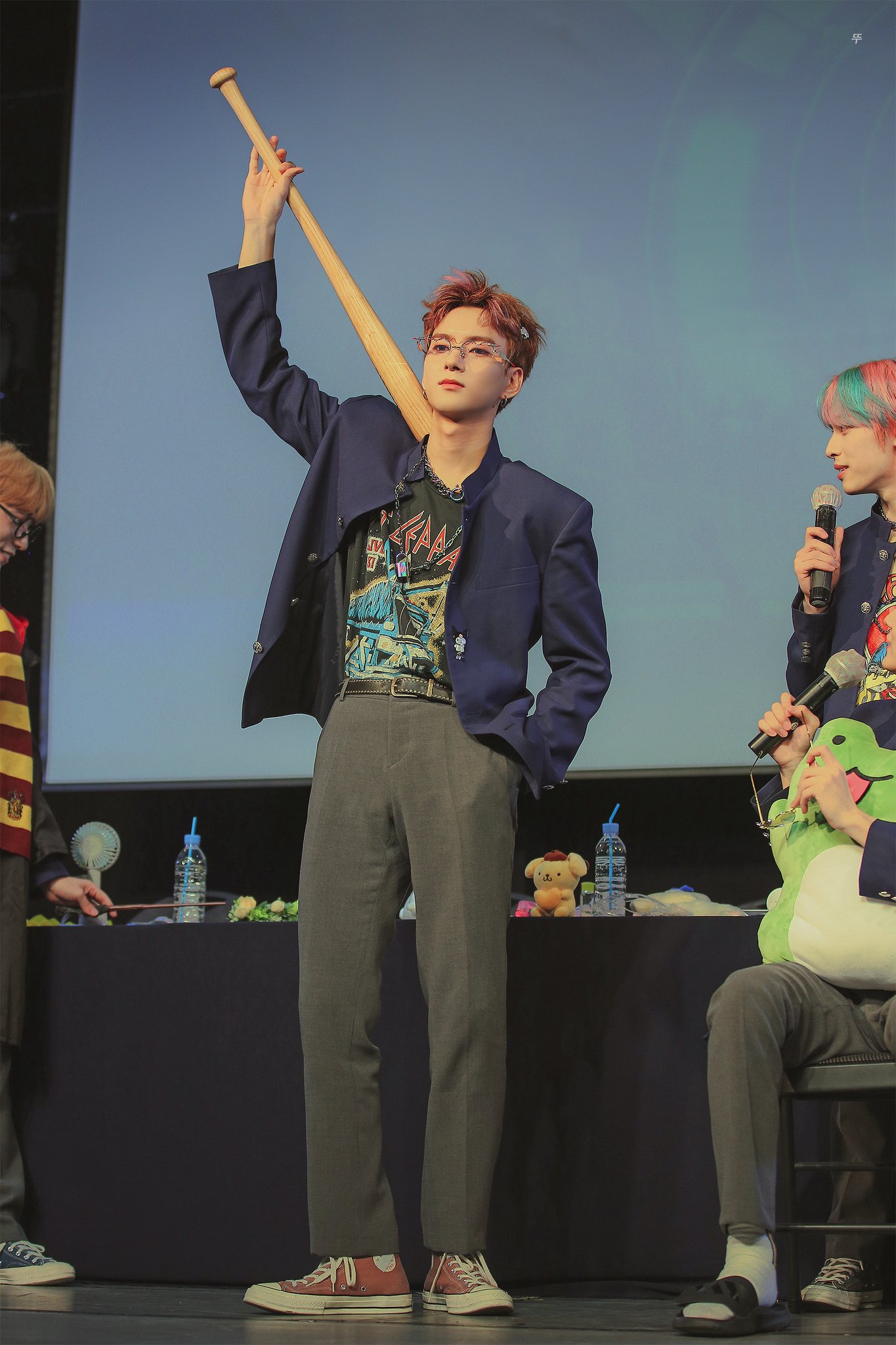 [잡담] 엑디즈 이 옷 짱 잘어울려... | 인스티즈