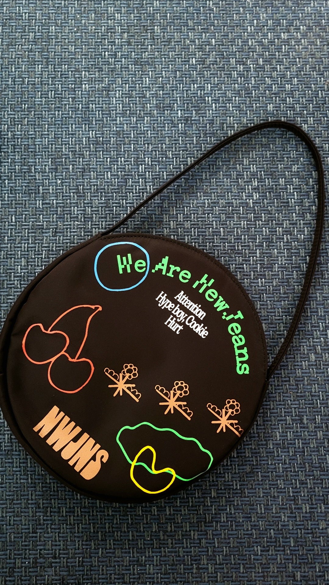 [잡담] 뉴진스 한정판 가방 앨범 검정색 실물이 미쳤다... | 인스티즈