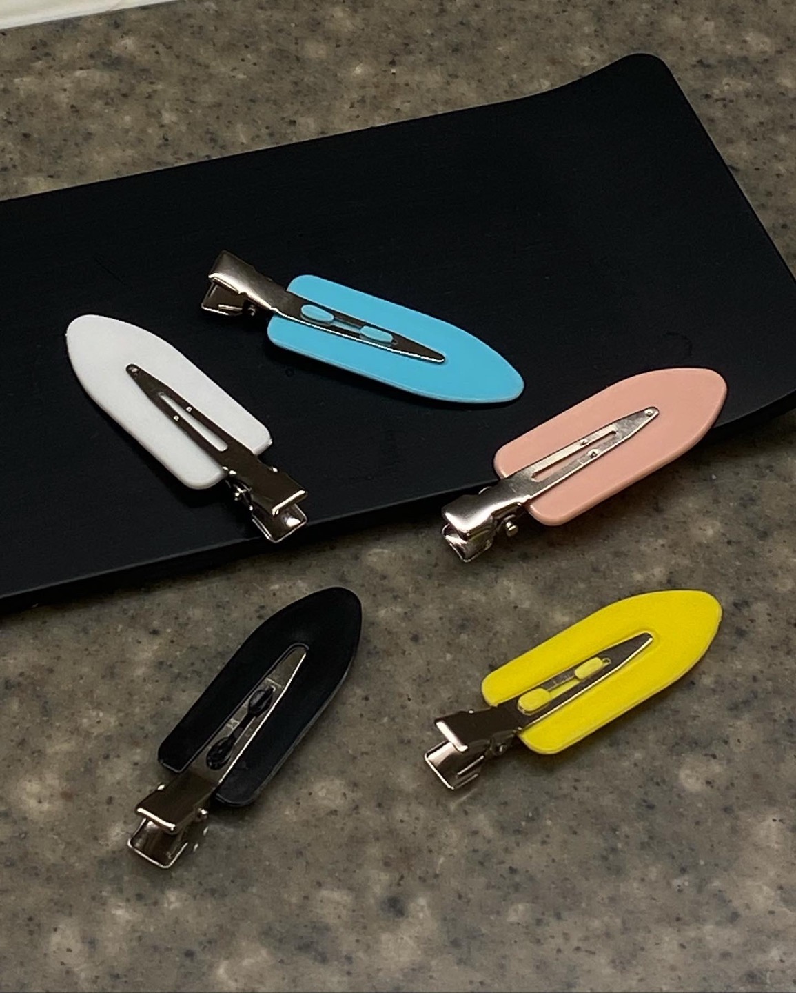 [잡담] 뉴진스 이 헤어핀으로 코디한 사진 있는사람 ㅜ | 인스티즈