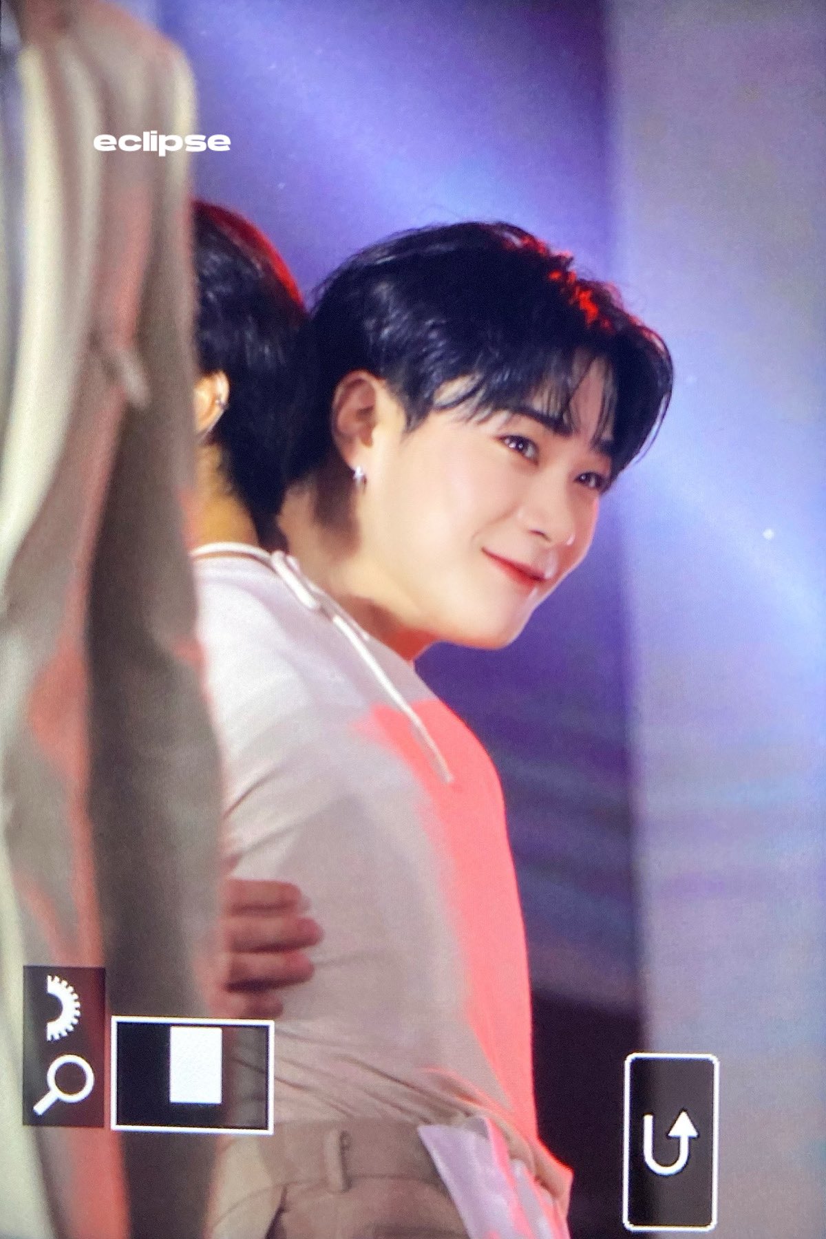 [잡담] 문빈 누군가와 꼭 안고있는 사진이 떠서 누군가 했더니 에이티즈 우영씨래 | 인스티즈