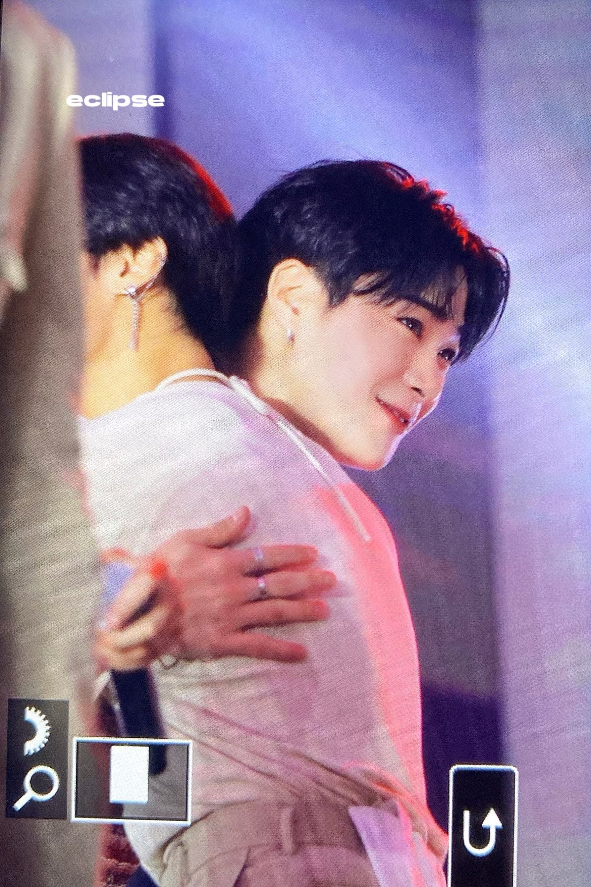 [잡담] 문빈 누군가와 꼭 안고있는 사진이 떠서 누군가 했더니 에이티즈 우영씨래 | 인스티즈