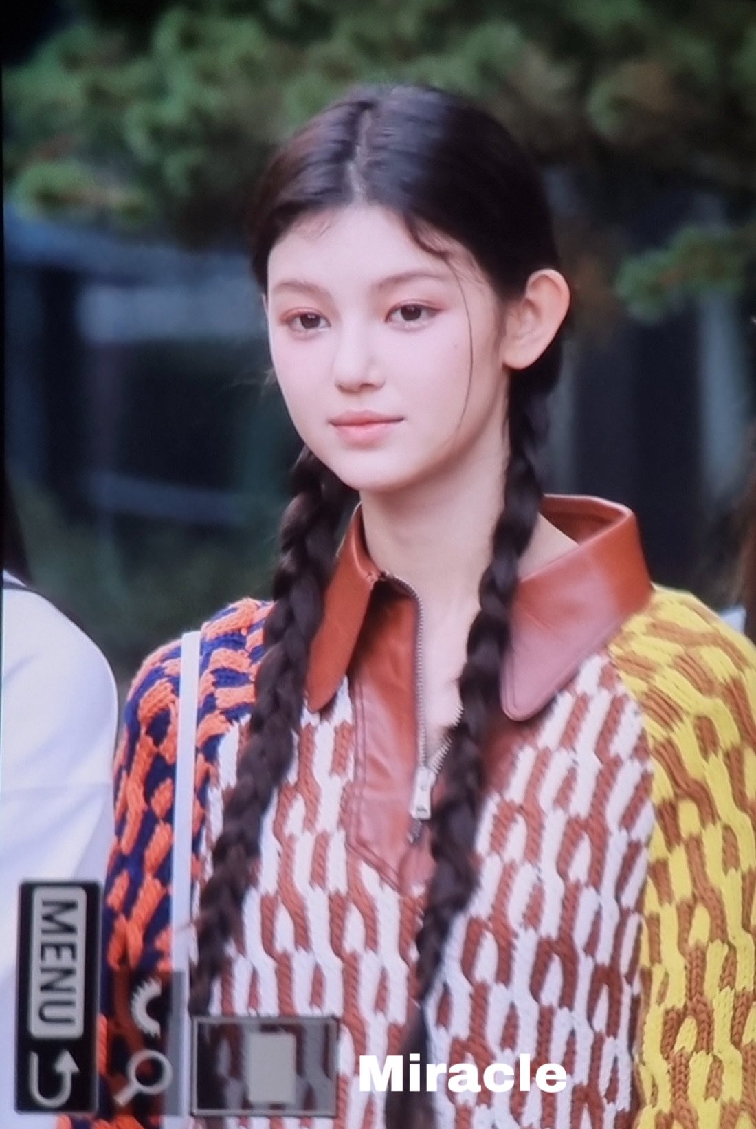 [잡담] 뭐지 오늘 뉴진스 출근길 웬일로 생머리가 아니네?! | 인스티즈