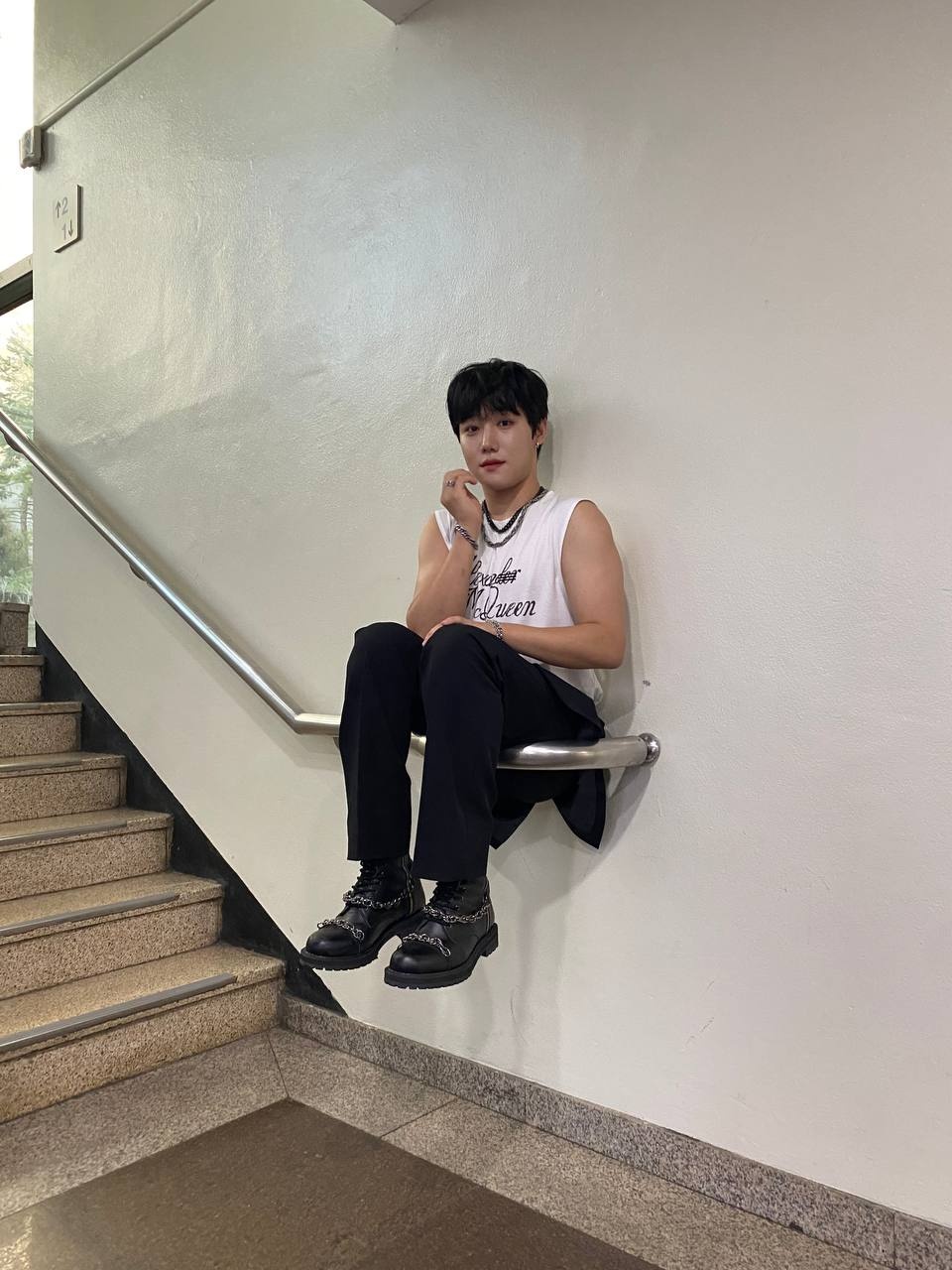 [잡담] 저희 멤버가 뮤뱅 계단 샷 이렇게 찍는거 맞냐는데 | 인스티즈