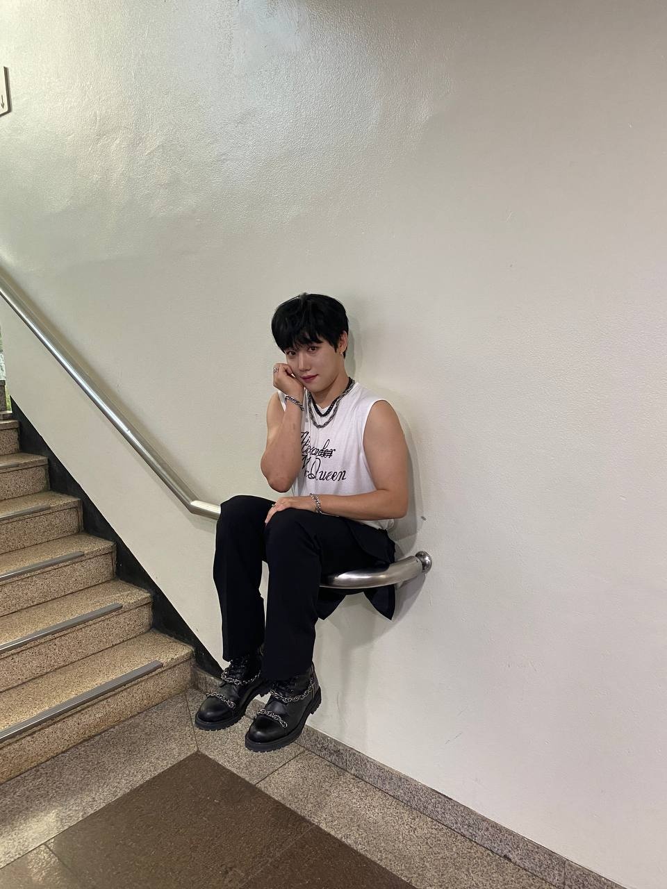 [잡담] 저희 멤버가 뮤뱅 계단 샷 이렇게 찍는거 맞냐는데 | 인스티즈