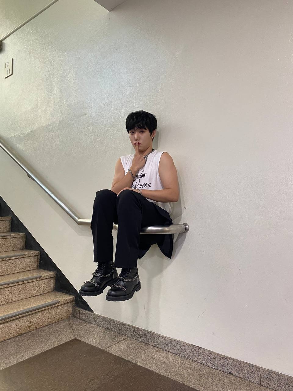 [잡담] 저희 멤버가 뮤뱅 계단 샷 이렇게 찍는거 맞냐는데 | 인스티즈