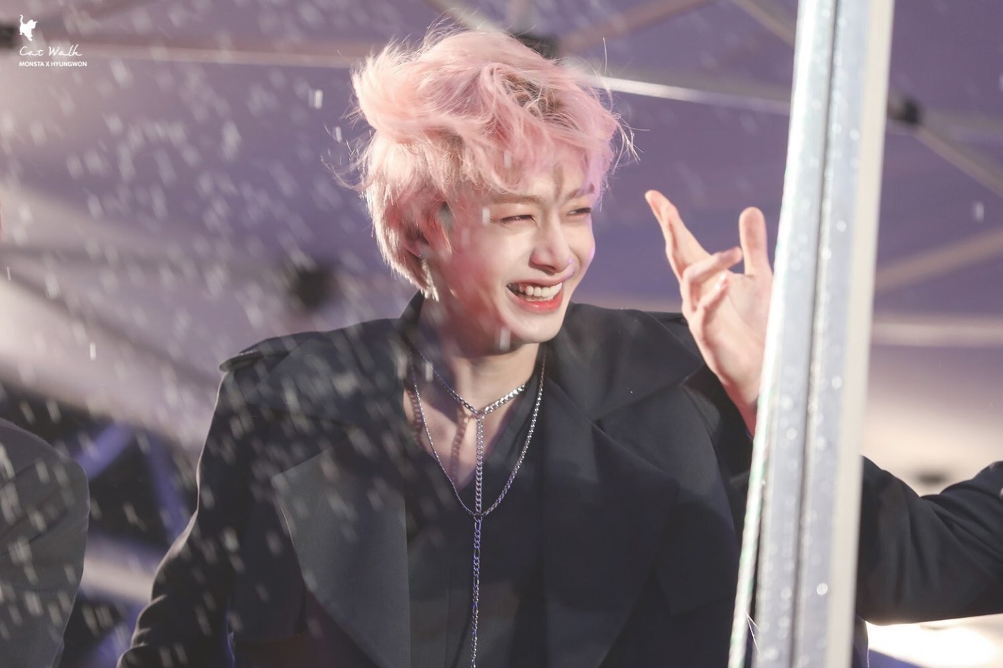 [잡담] 근데 형원이는 화이트보다 블랙이 더 잘 어울리는 편 | 인스티즈