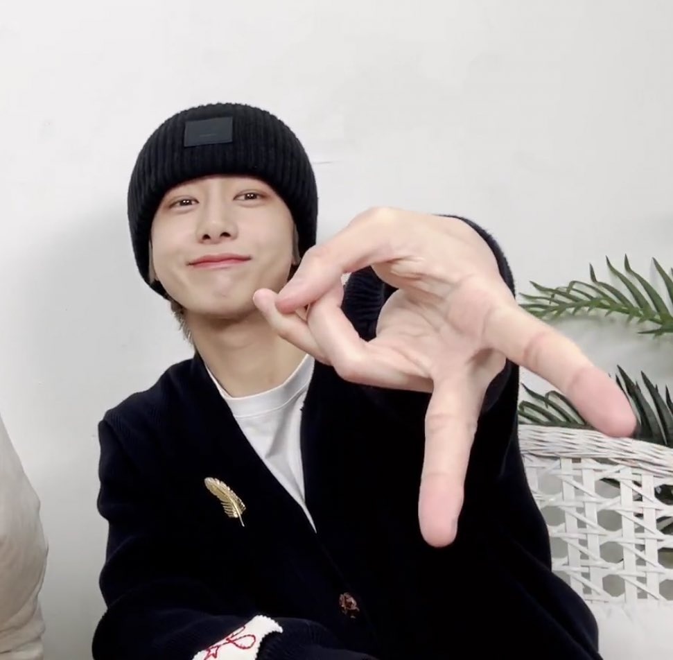 [잡담] 팬들이 탈색하는거 좋아해서 탈색하고 싶은데 두피상태 안좋아서 브릿지 하는 남자 | 인스티즈