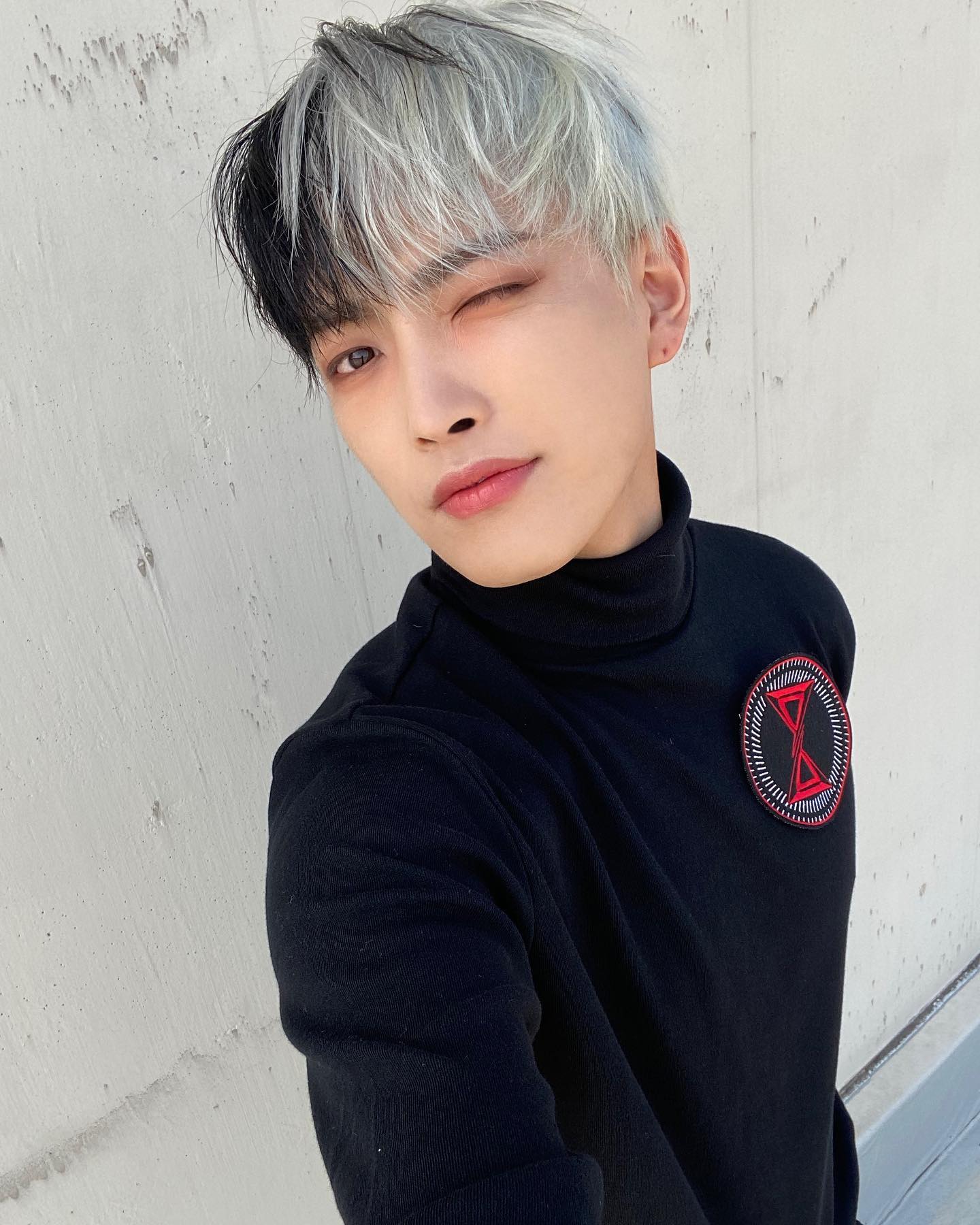 [잡담] 방금 뜬 에이티즈 홍중 인스타 사진 | 인스티즈