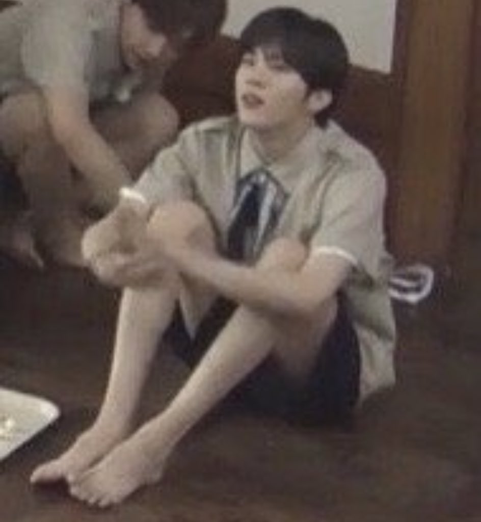 [잡담] 김우석은 뼈대 자체가 진짜 얇아보인다 | 인스티즈