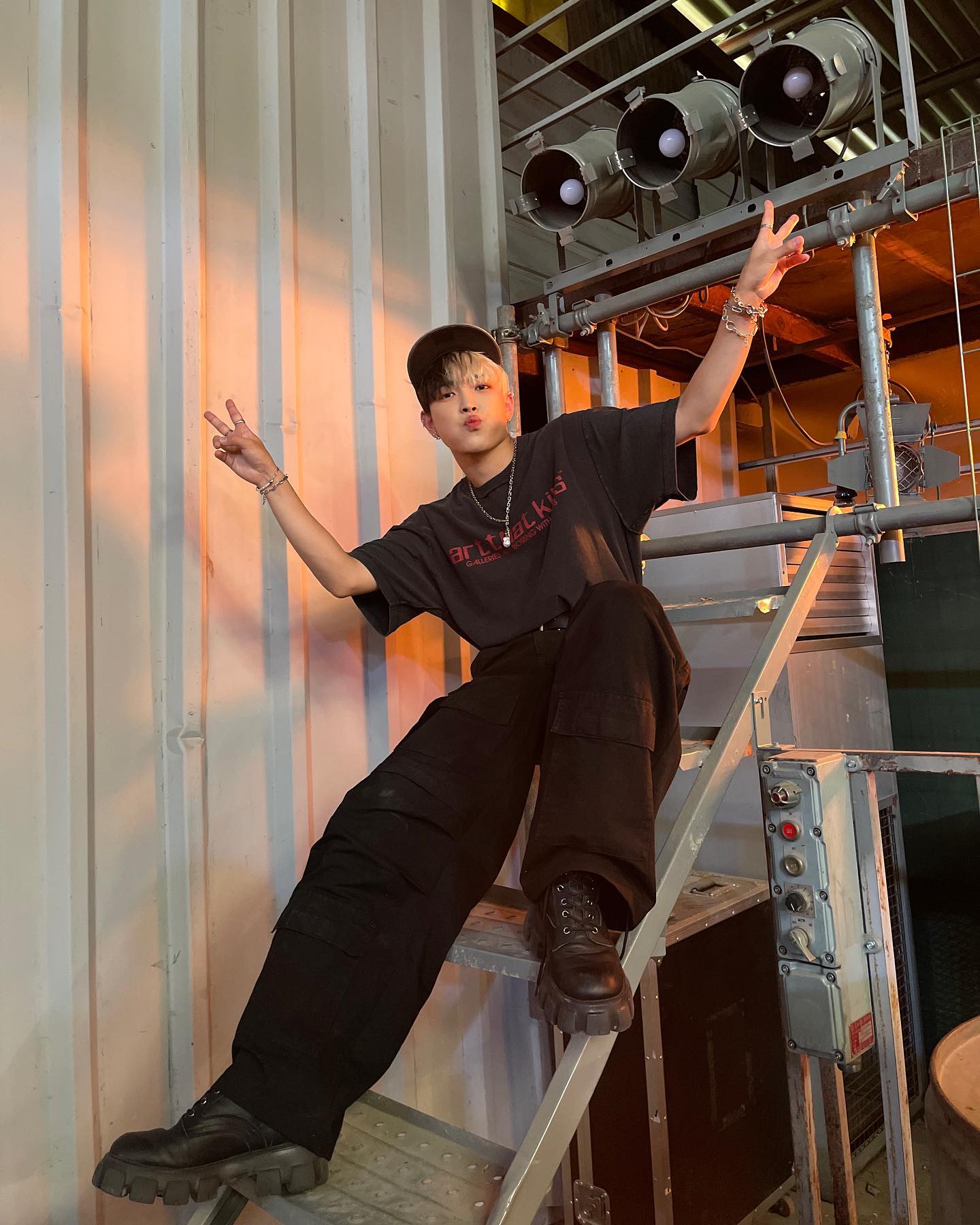 [잡담] 방금 뜬 에이티즈 홍중 인스타 사진 | 인스티즈