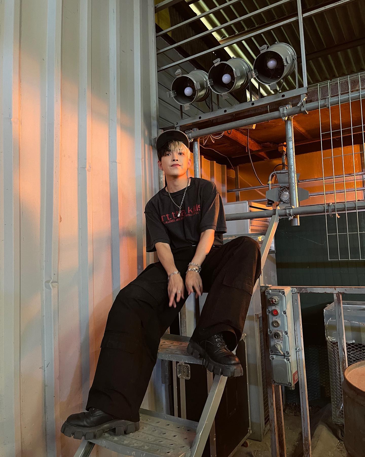 [잡담] 방금 뜬 에이티즈 홍중 인스타 사진 | 인스티즈