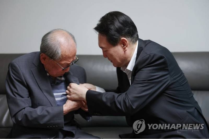 태극기 배지 달아주는 윤석열 대통령 | 인스티즈