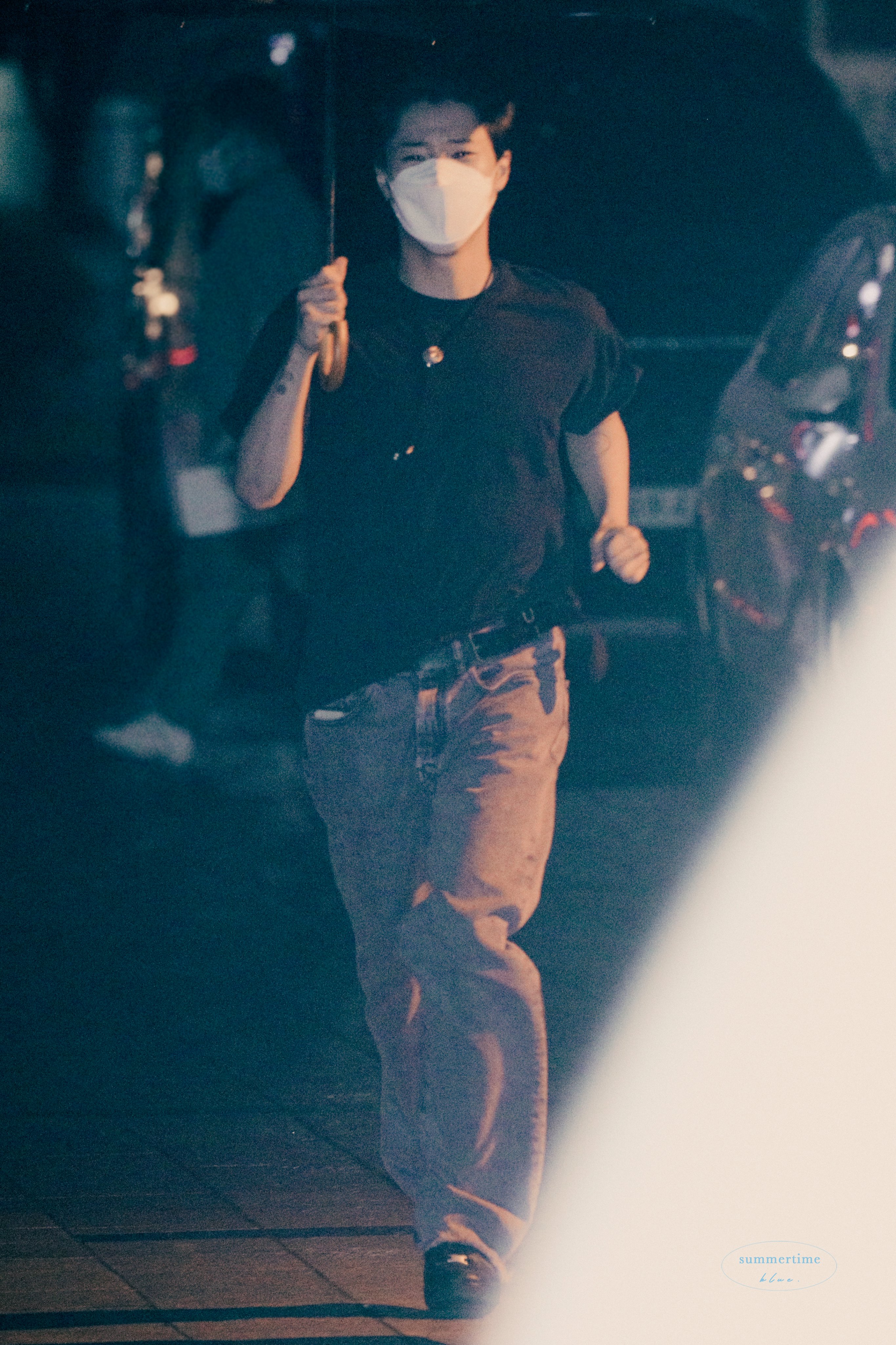 [잡담] 조승연 비오는데 팬들 기다린다고 뛰어오는거 찐사랑이 아니면 뭔데 | 인스티즈