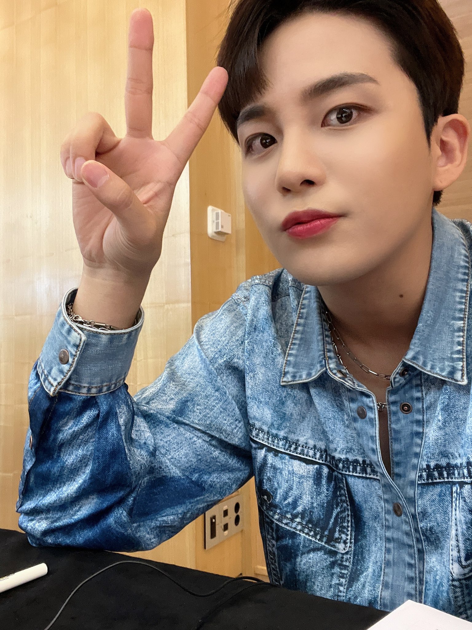 [잡담] 막내는 단추 하나만 풀어도 노출인데 형들은 뭐... 그런갑다 | 인스티즈