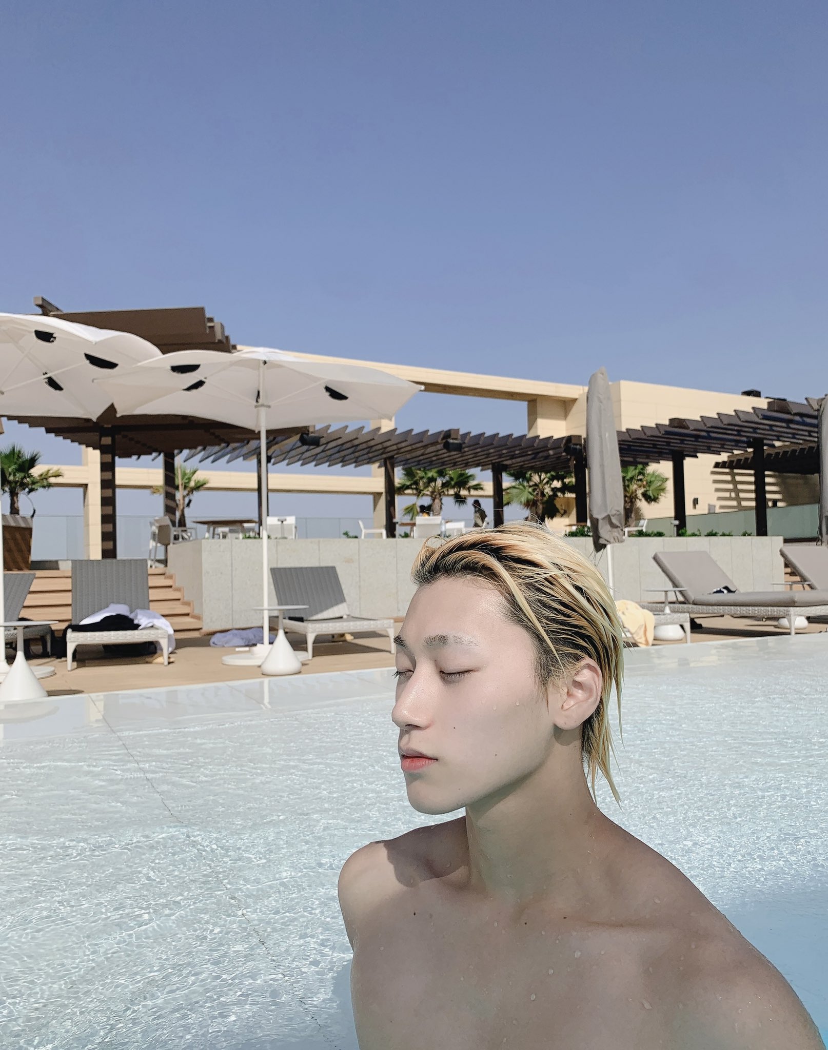 [잡담] 막내는 단추 하나만 풀어도 노출인데 형들은 뭐... 그런갑다 | 인스티즈