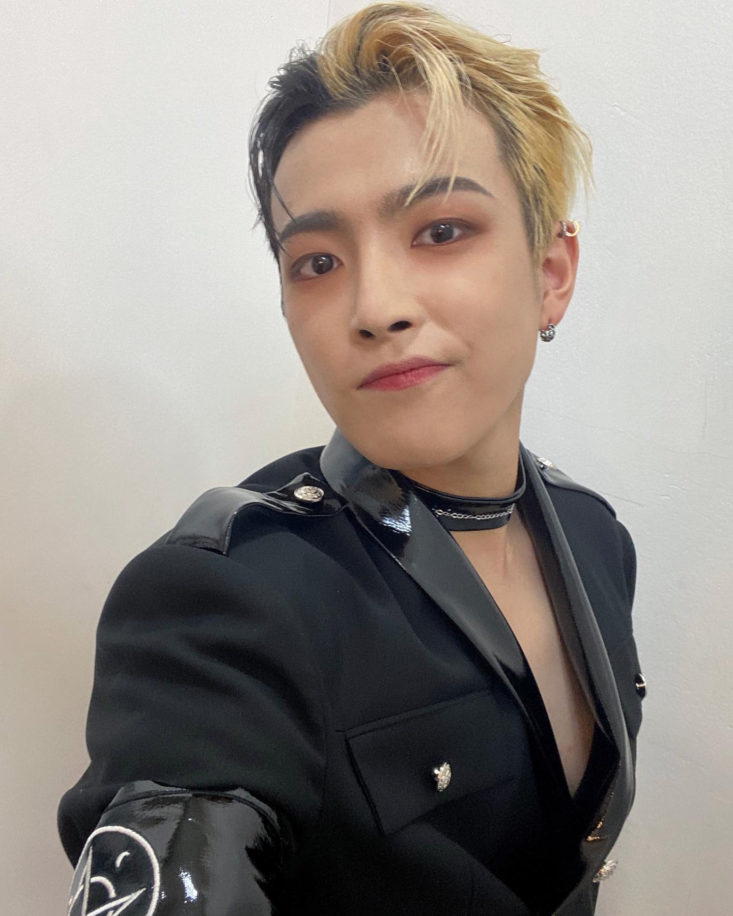 [잡담] 막내는 단추 하나만 풀어도 노출인데 형들은 뭐... 그런갑다 | 인스티즈