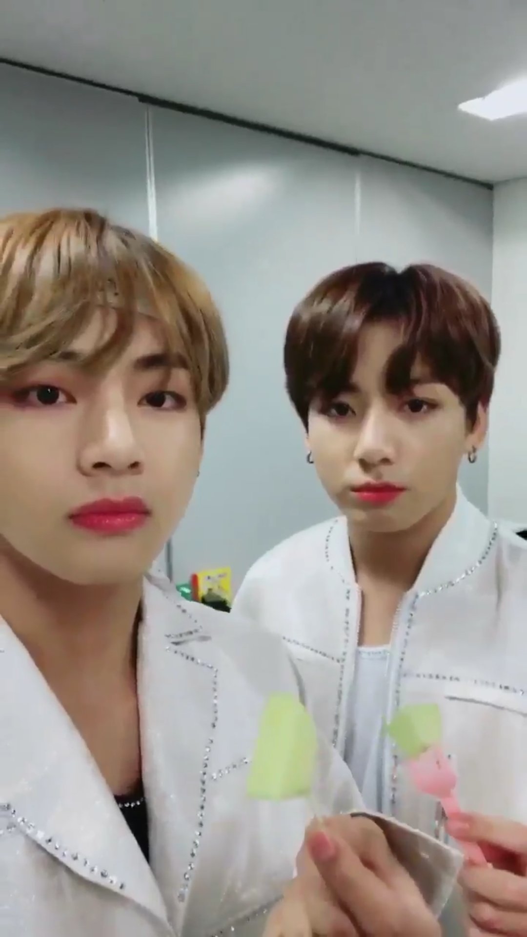 [잡담] 정국 태형 과일 먹는거 영상 링크 좀! | 인스티즈