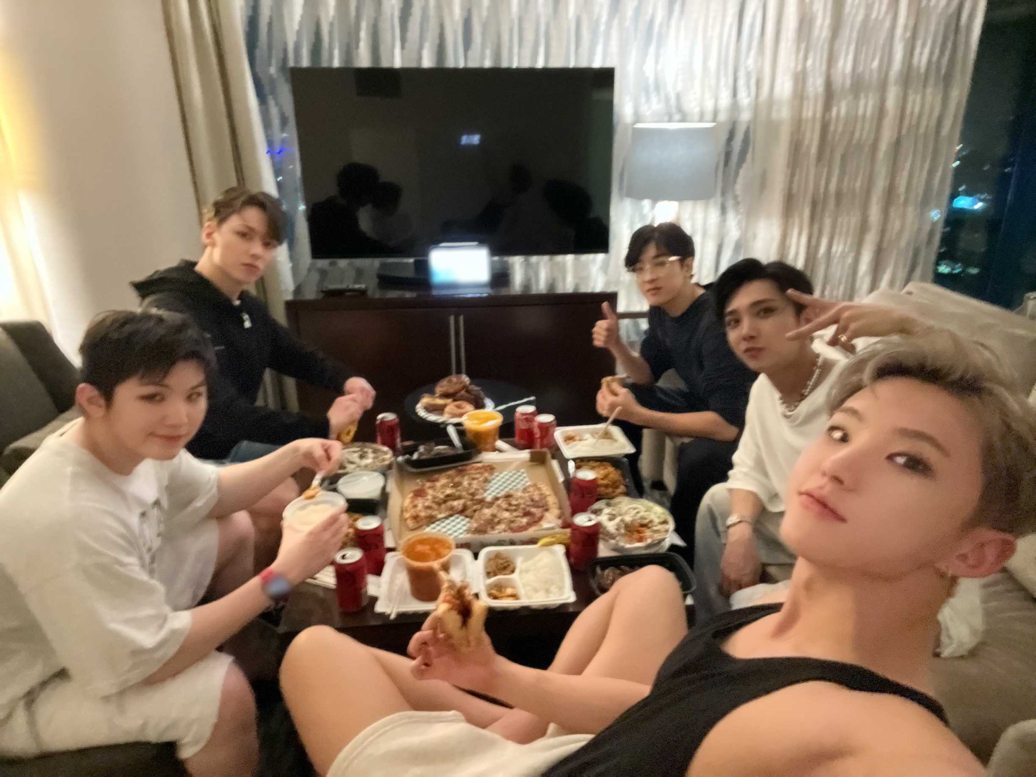 [잡담] 세븐틴 각방 줘도 밥 먹을 땐 모여 먹는다는 말 사실이였어… | 인스티즈