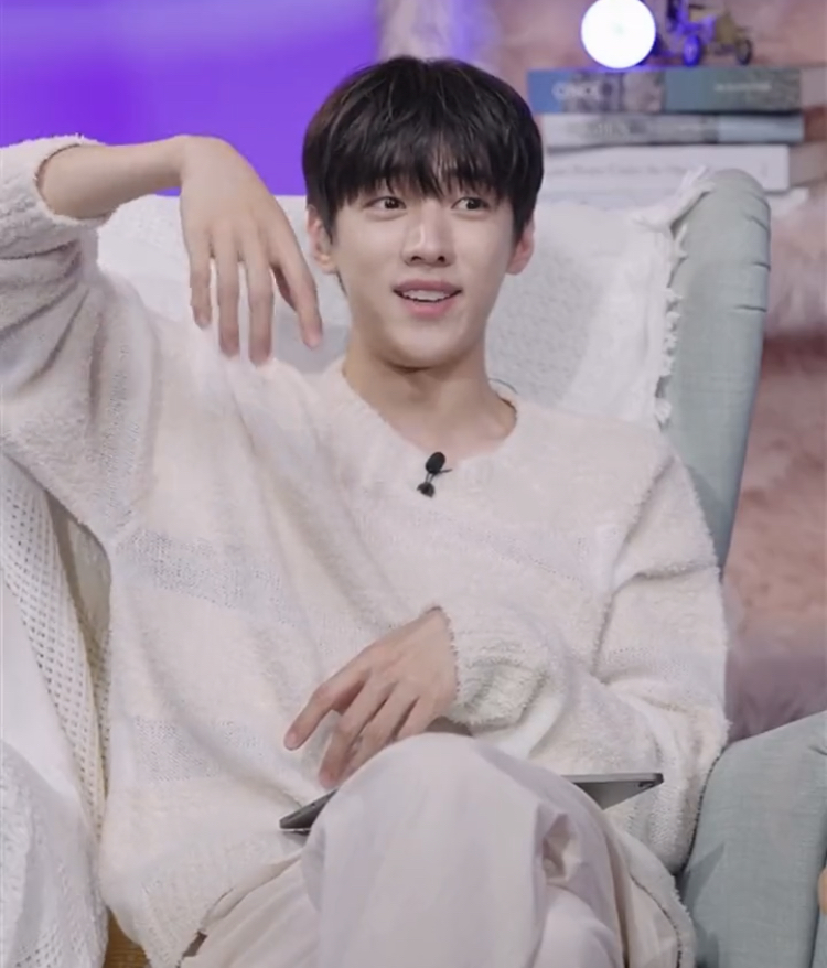 [잡담] 재찬이 손목 진짜 얇은데 손은 커 | 인스티즈