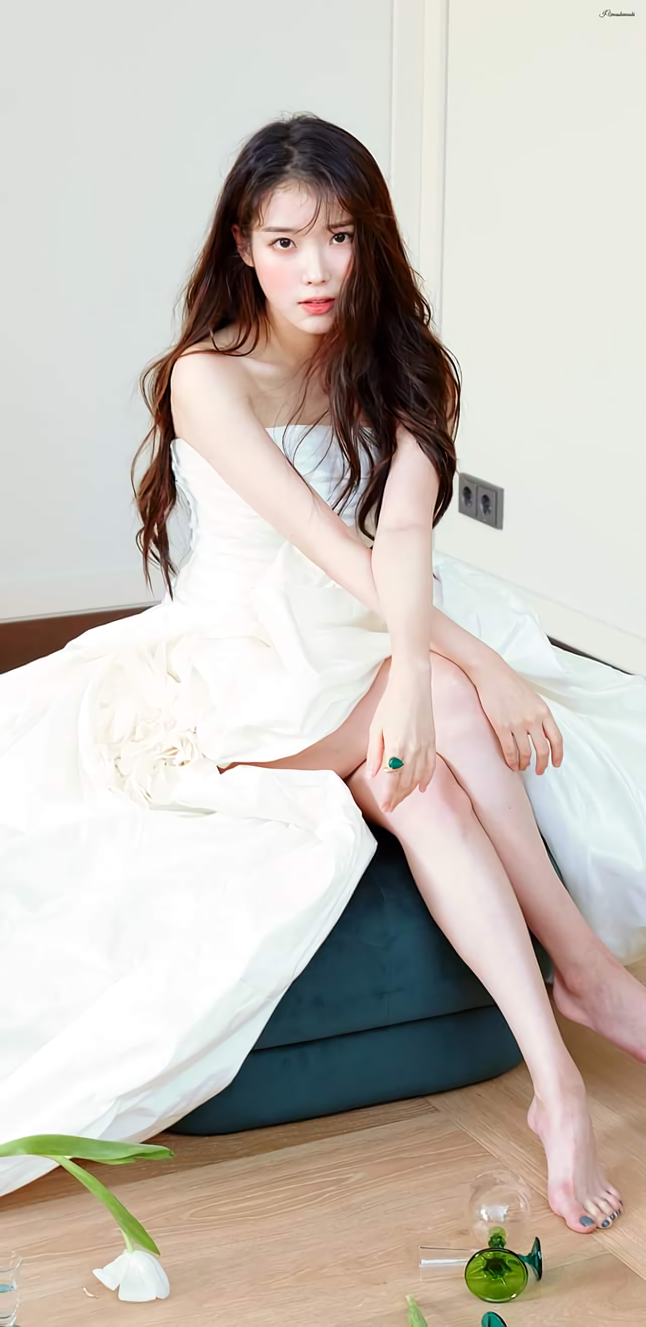 [잡담] 아이유 참이슬 8년인가 할 동안 제일 개쩌는 사진 이거임 | 인스티즈