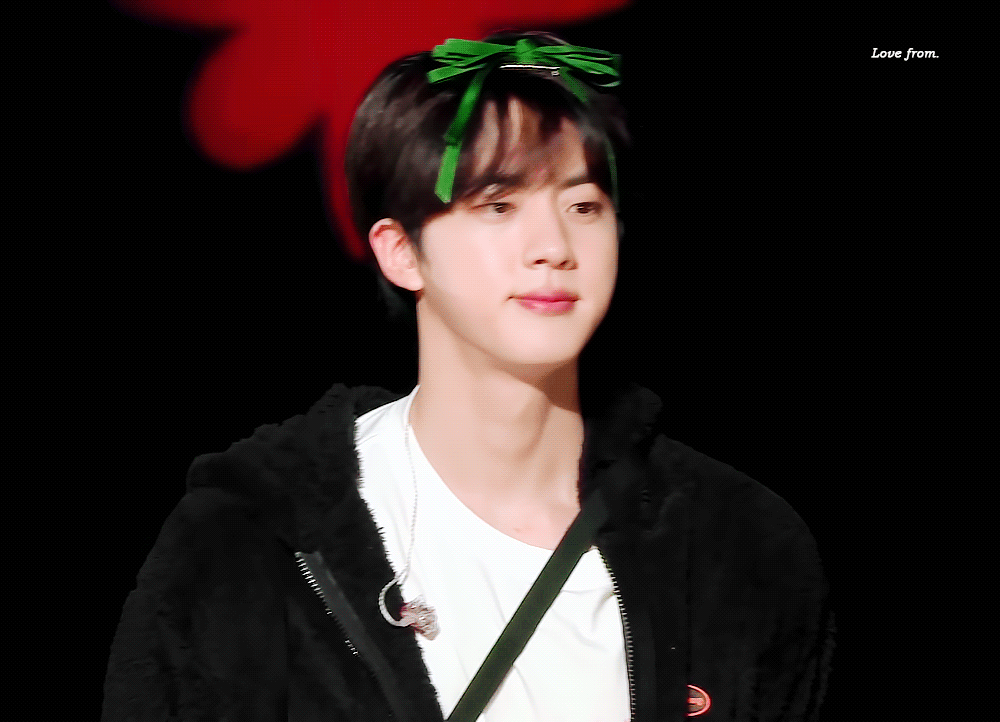 [잡담] 머리에 초록리본 달고 녹음하는 남자 어떤데?: 주어 방탄 진 | 인스티즈