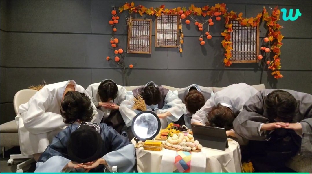 [잡담] 방탄 다같이 절하느라 정수리만보임 미치겠넼ㅋㅋㅋㅋㅋㅋㅋㅋㅋ | 인스티즈