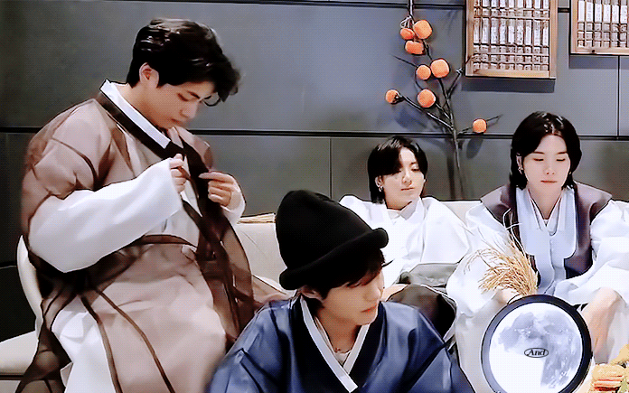 [잡담] 방탄 슈가 뷔 속살 보일까봐 냉큼 잡아주는겈ㅋㅋㅋㅋㅋㅋㅋㅋ | 인스티즈