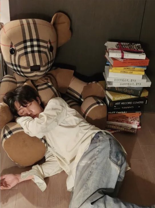 [잡담] 방탄 제이홉 버버리 선물 인증사진 협찬광고도 아닌데 | 인스티즈