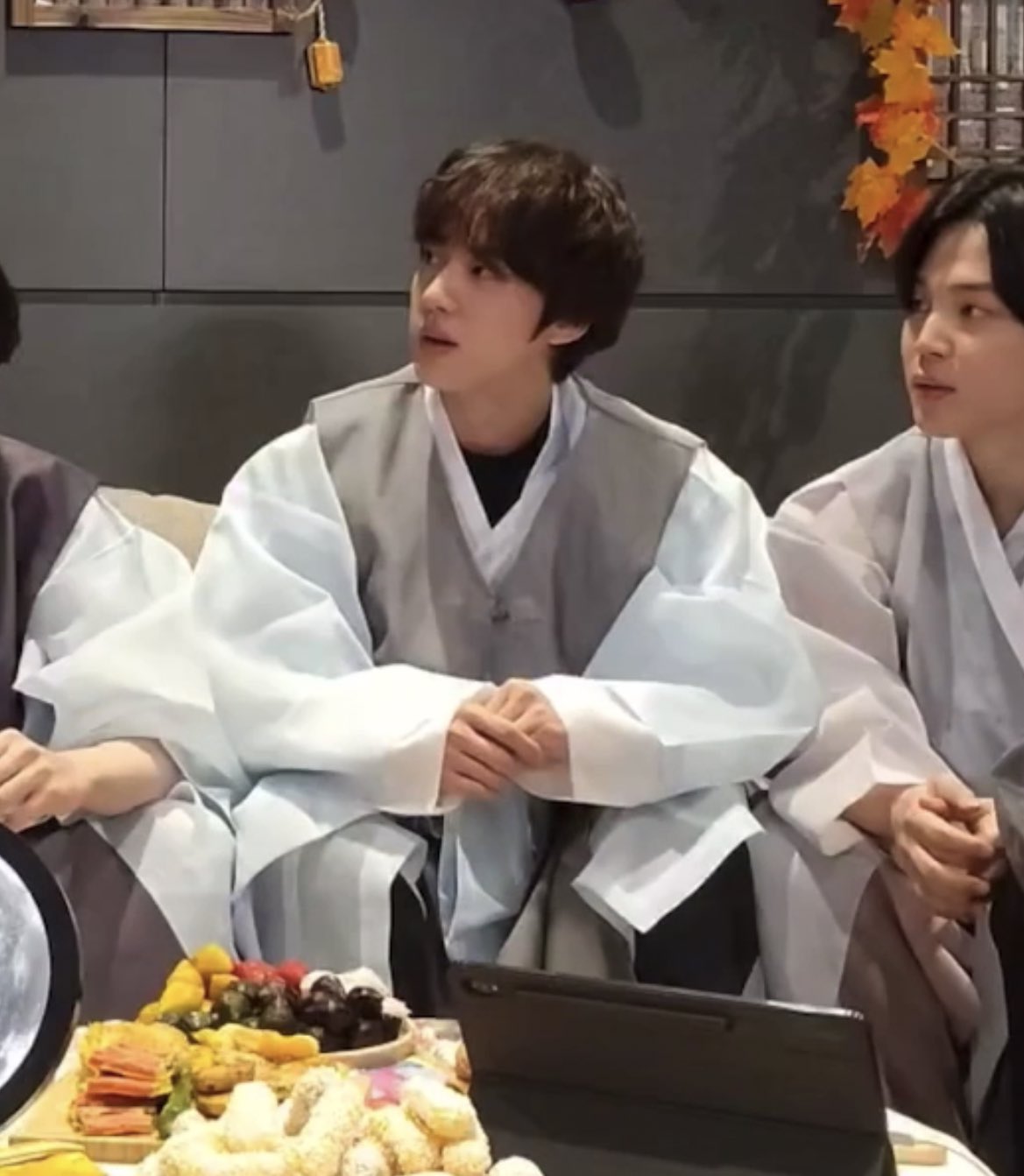 [잡담] 방탄 진 지금 60키로라는데 볼살은 붙었다? | 인스티즈