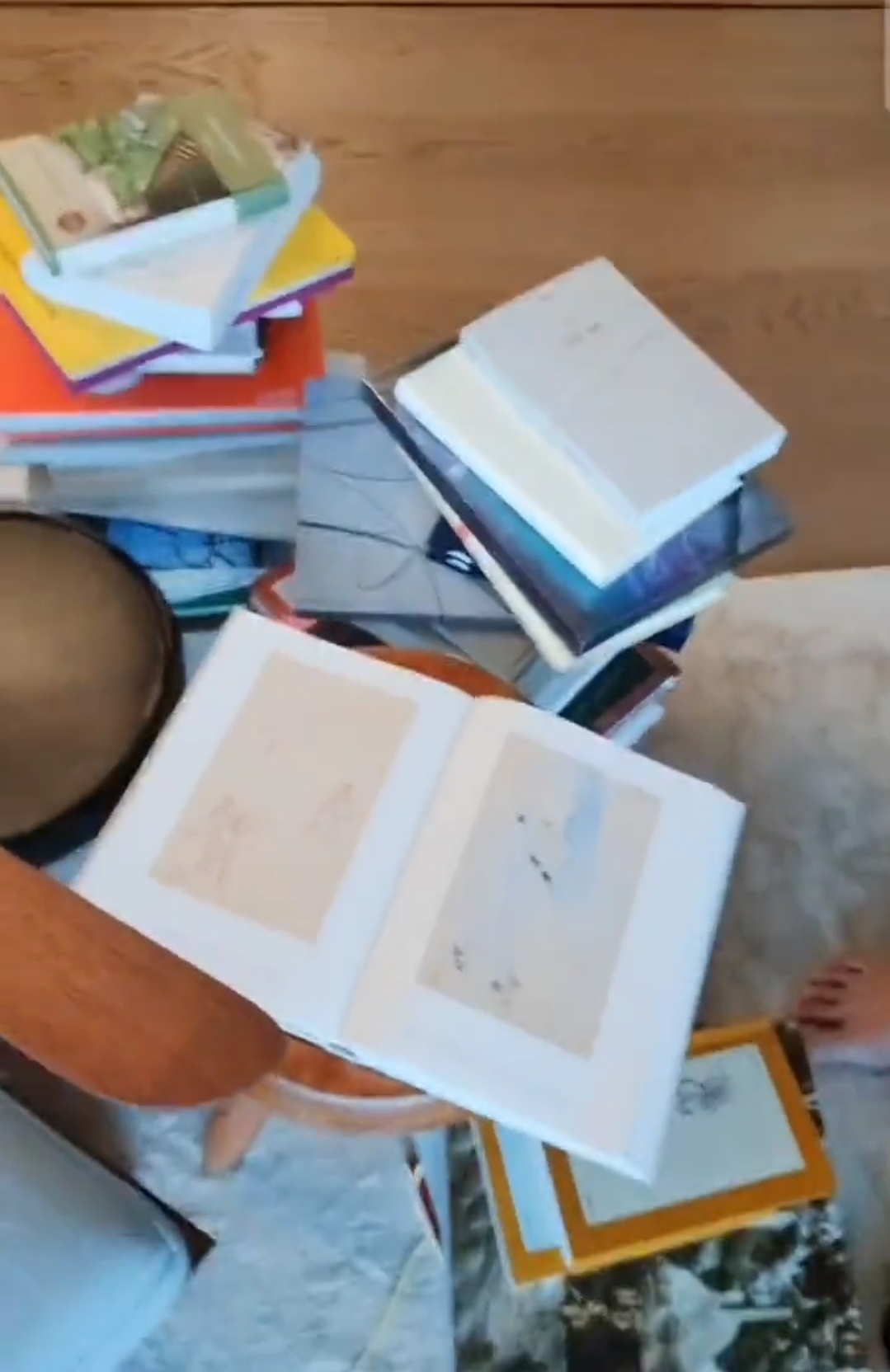 [잡담] 방탄 알엠샘 집에 책더미 너무 알엠 같아요 | 인스티즈