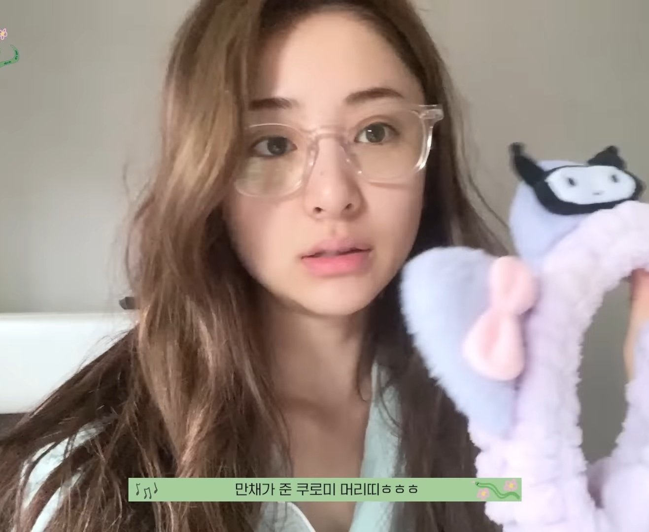 [잡담] 아니 허윤진 셀프 메이크업 하는거 개이쁨... | 인스티즈