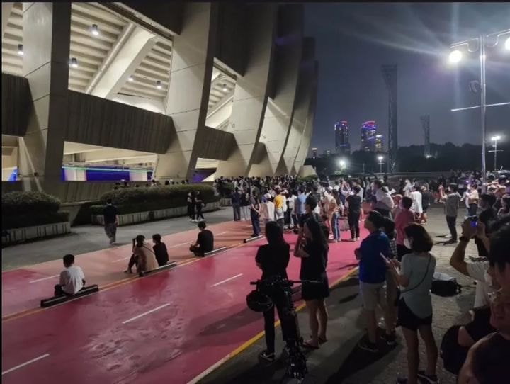 [잡담] 어제 아이유 바깥 상황 모습 ㅋㅋㅋ | 인스티즈