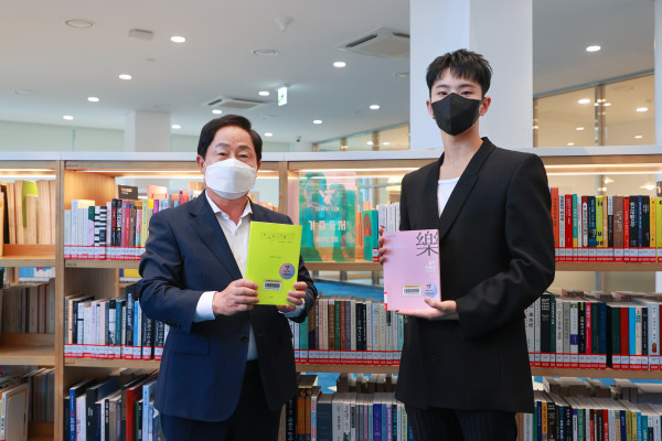 [정보/소식] 세븐틴 멤버 호시, 남양주시 이석영뉴미디어도서관에 거액 기부 | 인스티즈