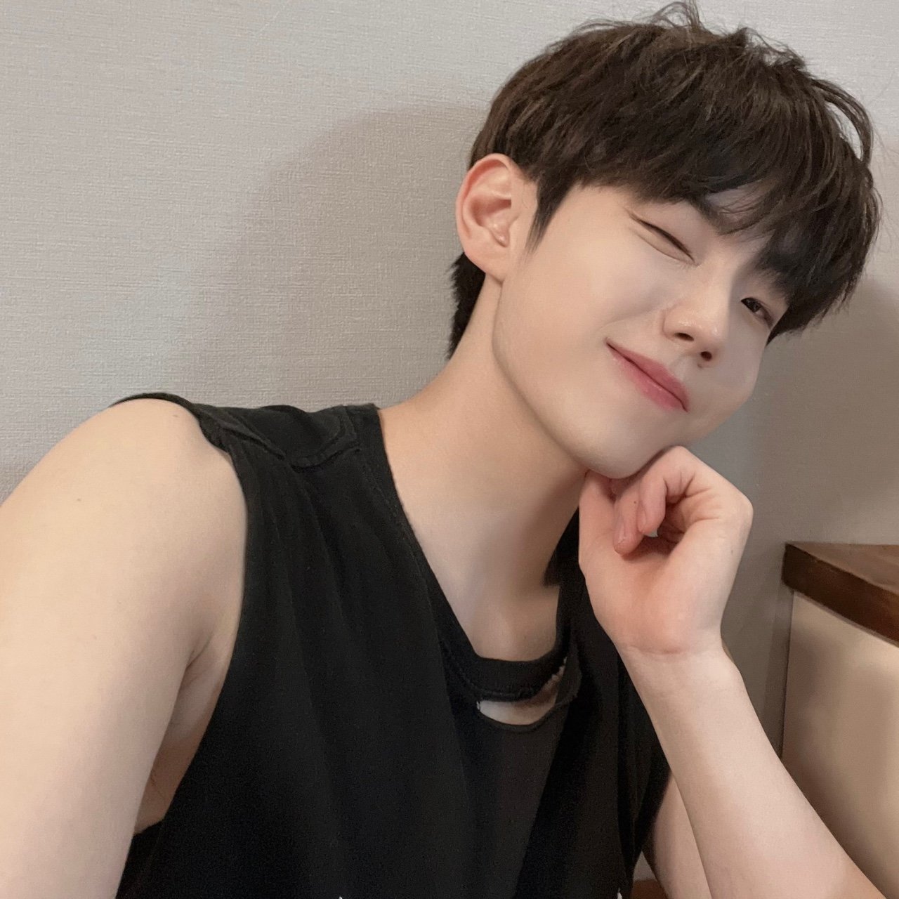 [잡담] 얼굴은 애기인데 살짝보이는 팔뚝이 오빠인 경우 | 인스티즈