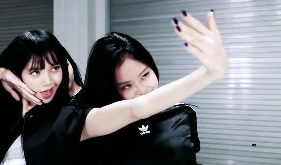 [잡담] 인기가요에선 리사 제니 셀카안무 잘 잡아줬으면ㅜ 이 움짤 또 봐야해 | 인스티즈