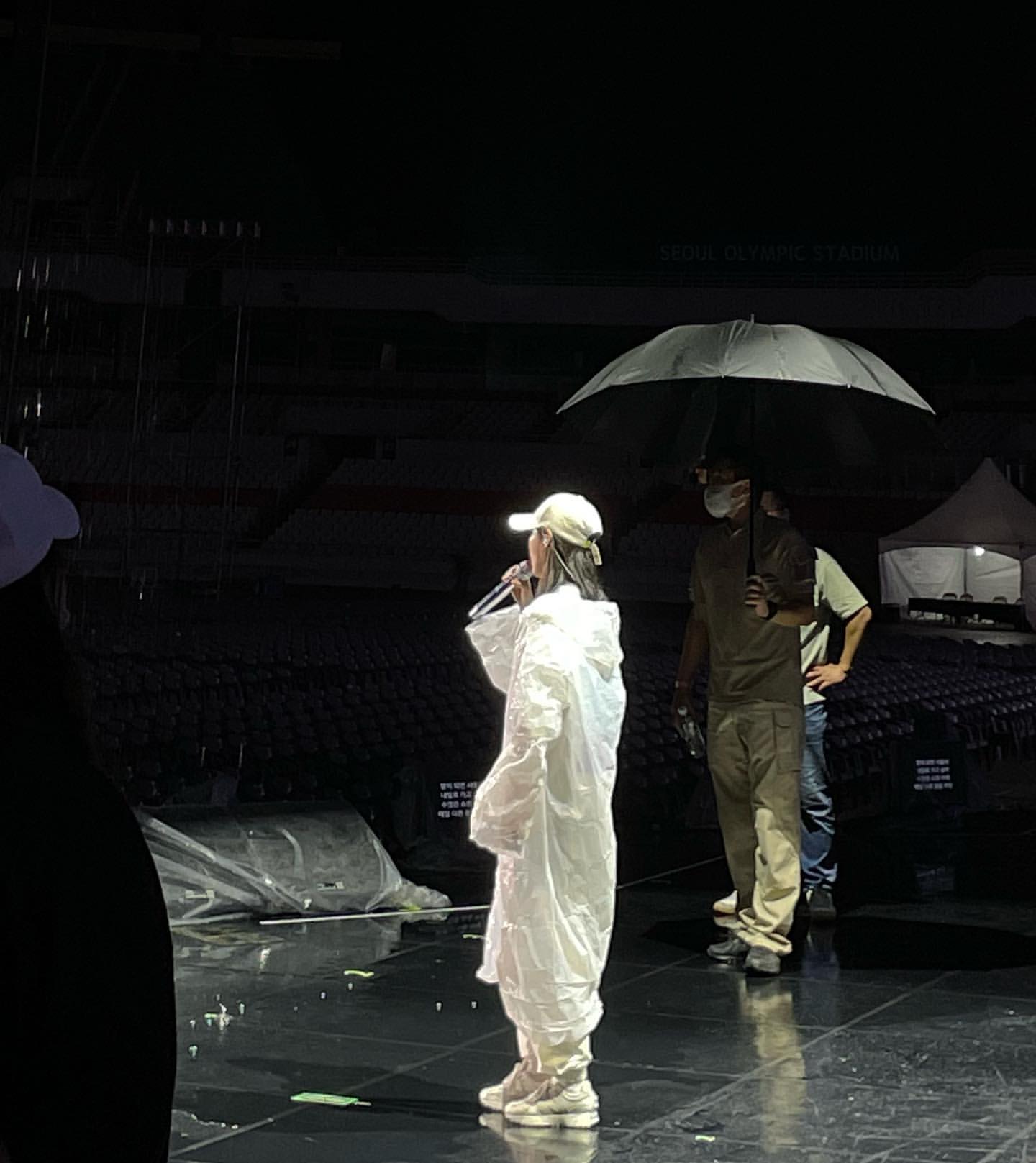 [잡담] 우비 입은 아이유 볼 사람 | 인스티즈