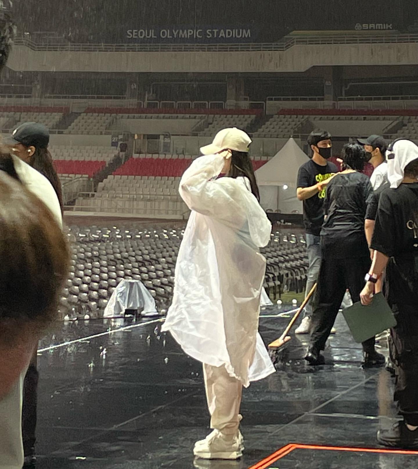 [잡담] 우비 입은 아이유 볼 사람 | 인스티즈