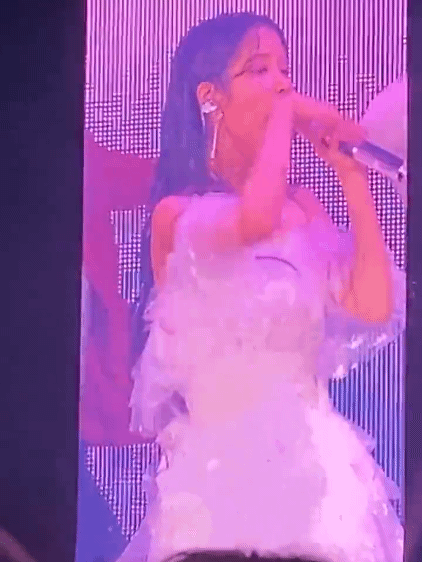 [정보/소식] 인이어 사고난 상태로 노래 부른 아이유 | 인스티즈