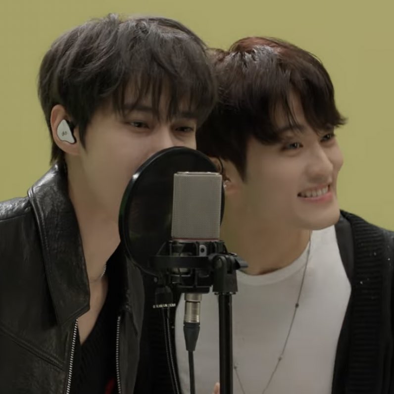 [잡담] 아 도영 옆에 잇는 마크 표정 내 웃음버튼 됨 | 인스티즈