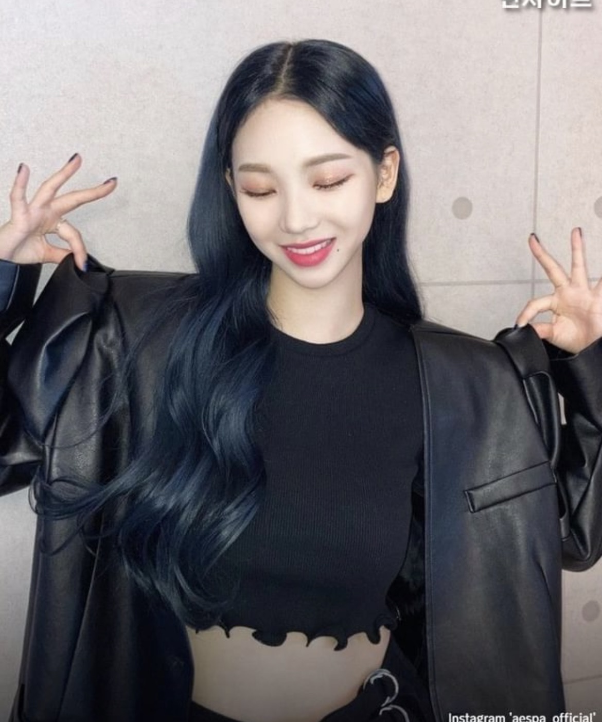 카리나 이 머리 블루블랙이야⁉️ | 인스티즈