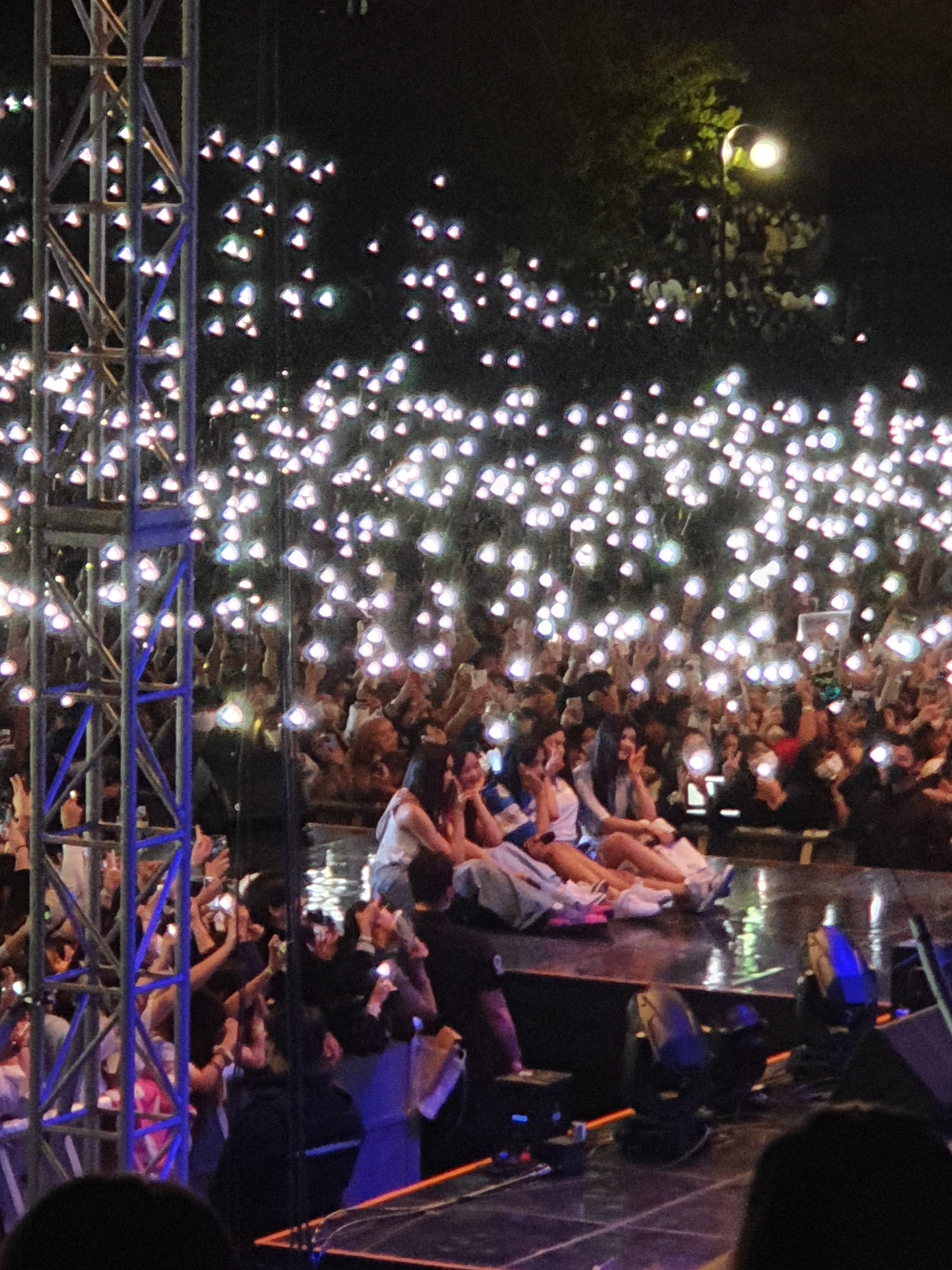 [잡담] 뉴진스 오늘 단국대 단체사진 찍은거 봐 🥲 | 인스티즈