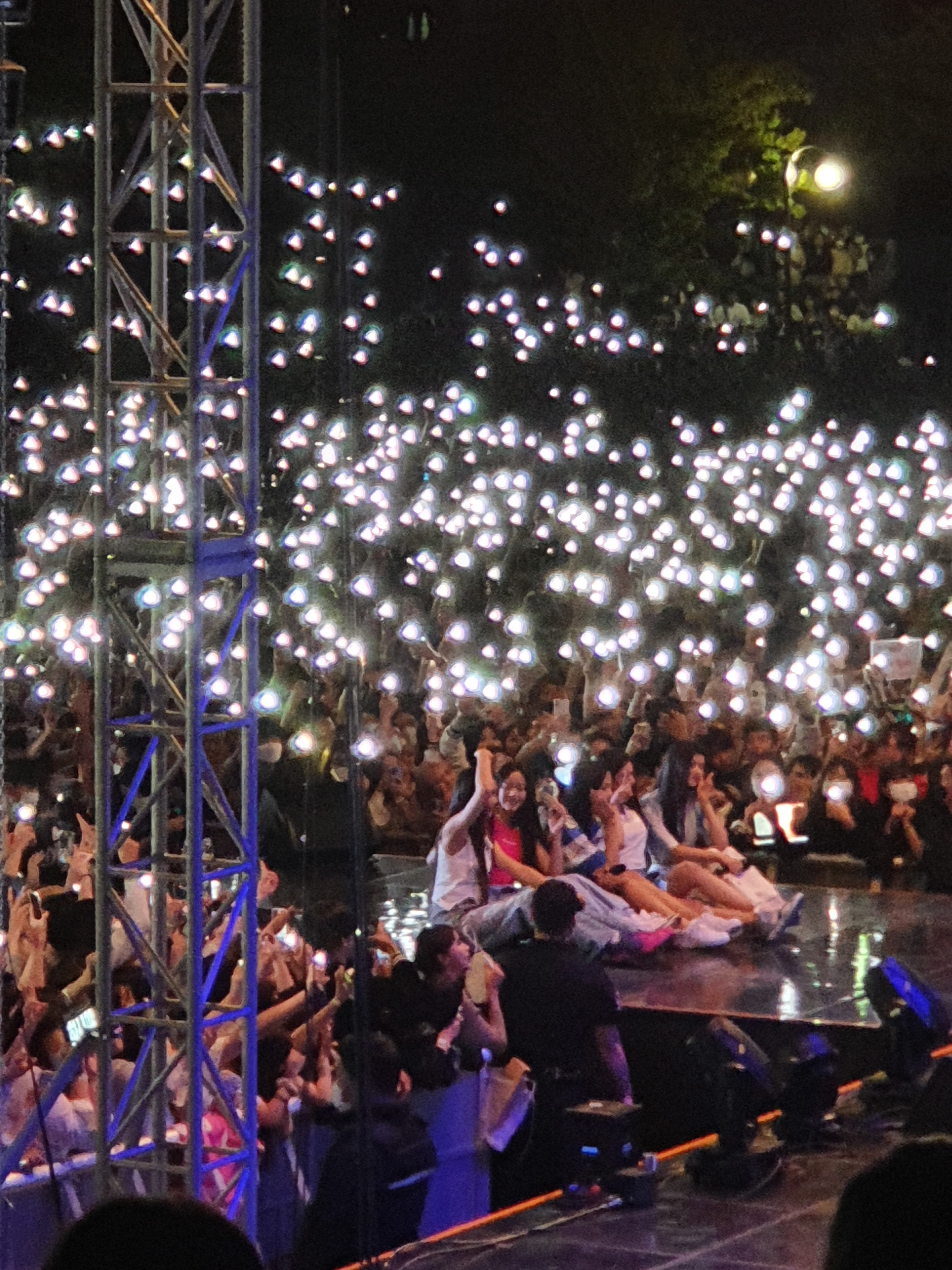 [잡담] 뉴진스 오늘 단국대 단체사진 찍은거 봐 🥲 | 인스티즈