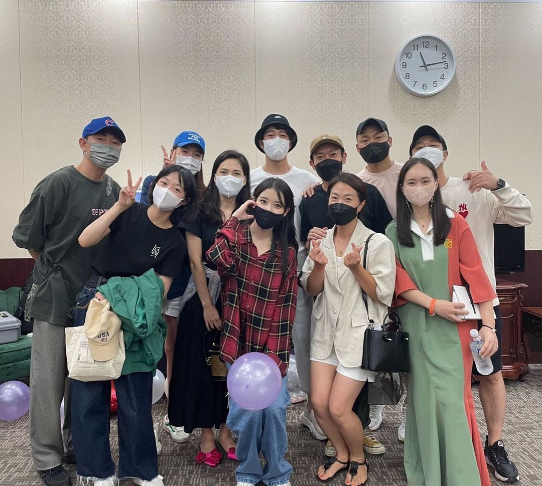 [잡담] 아이유 콘서트 연예인분들 사진인데 알아보겠어? | 인스티즈