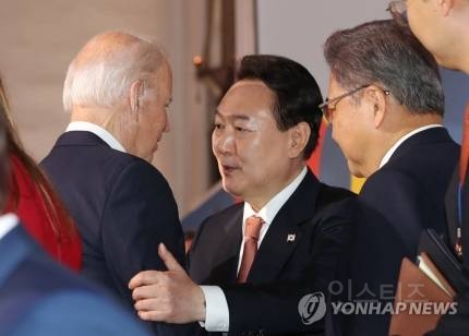 윤석열 대통령, 바이든과 48초 '스탠딩 환담'…정식회담은 불발된 듯 | 인스티즈