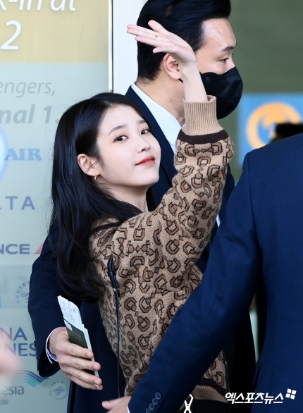 [잡담] 아이유 출국 착장 개이뻐 | 인스티즈