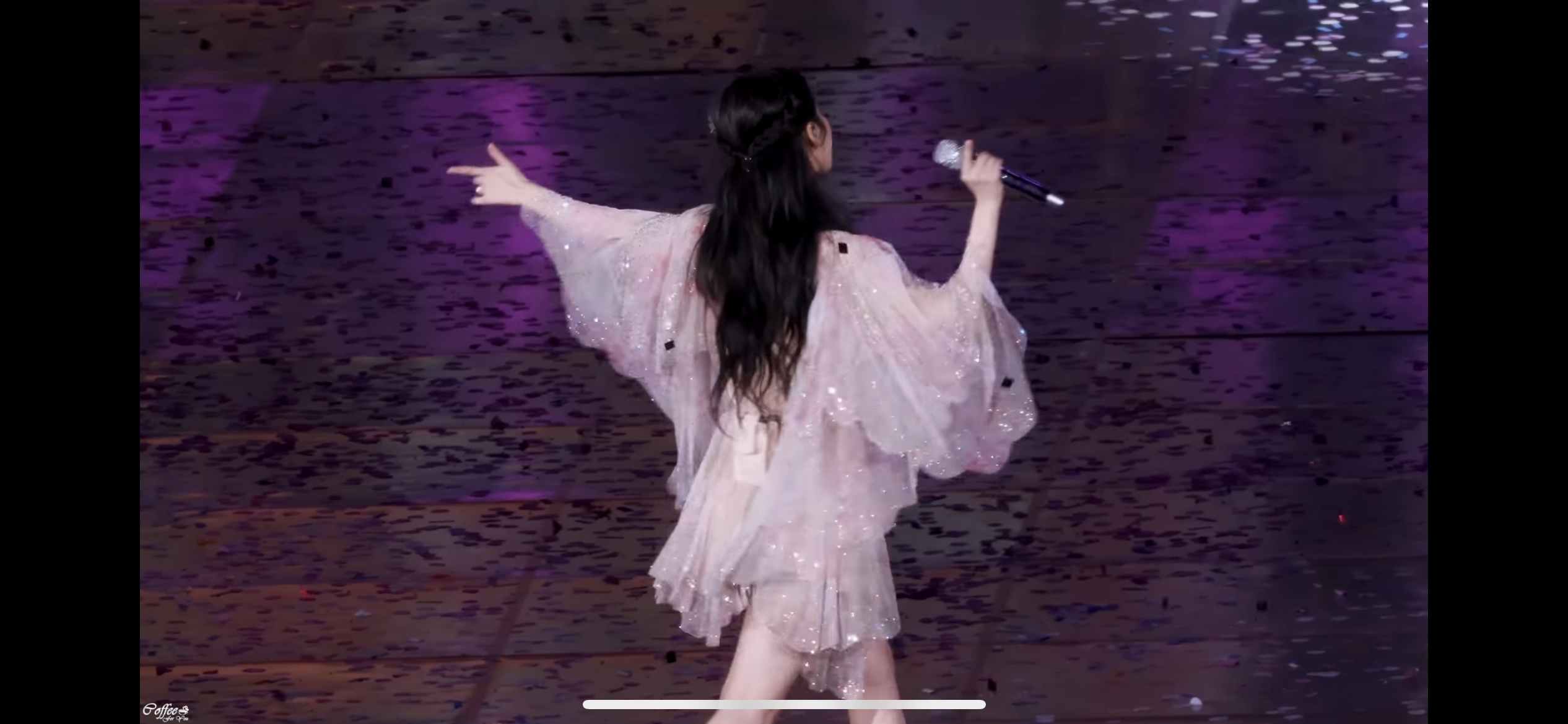 [잡담] 아이유 공연의상 이거 어디거랴?? 진짜 very 요정룩 개찰떡 | 인스티즈